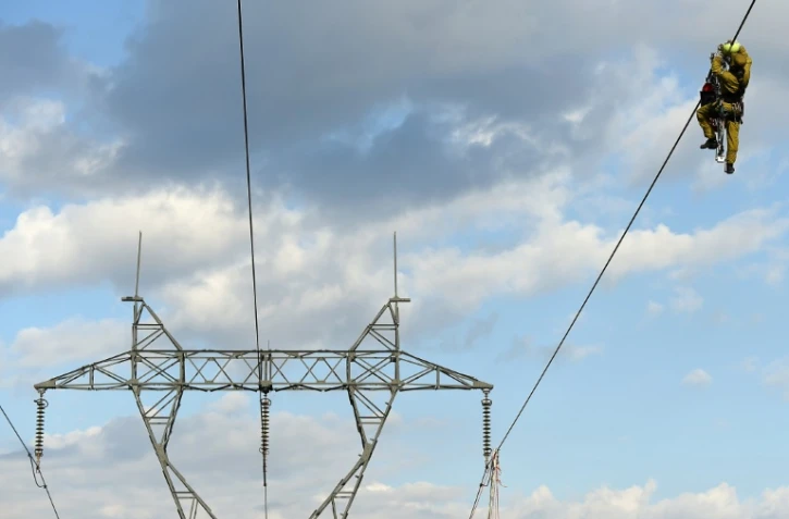 Un technicien travaille sur une ligne à haute tension de 225.000 volts le 9 octobre 2015 à Eygalieres