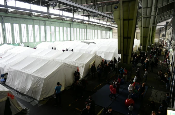 Vue générale en date du 9 décembre 2015 d'un camp de réfugiés installé dans l'ancien aéroport de Tempelhof à Berlin