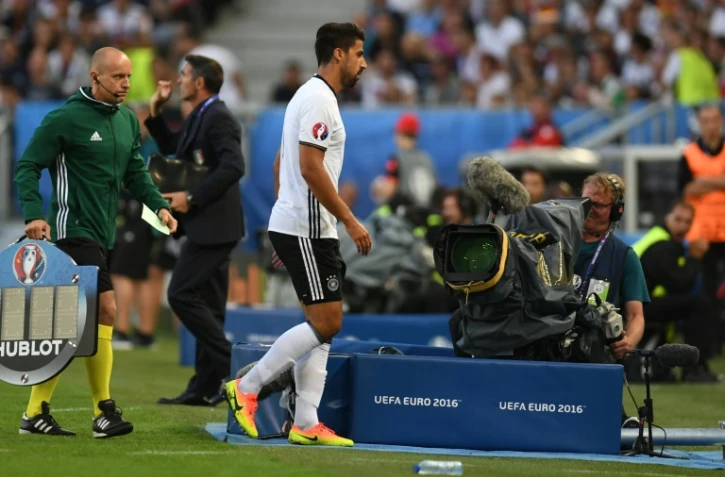 Le milieu de terrain allemand Sami Khedira sort sur blessure lors du quart de finale de l'Euro contre l'Italie, le 2 juillet 2016 Ă Bordeaux