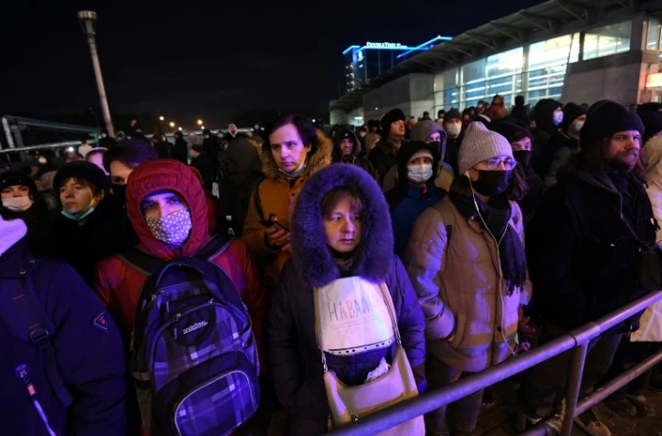 Des partisans du principal opposant russe Alexeï Navalny rassemblés devant l'aéroport Vnoukovo de Moscou, le 17 janvier 2021