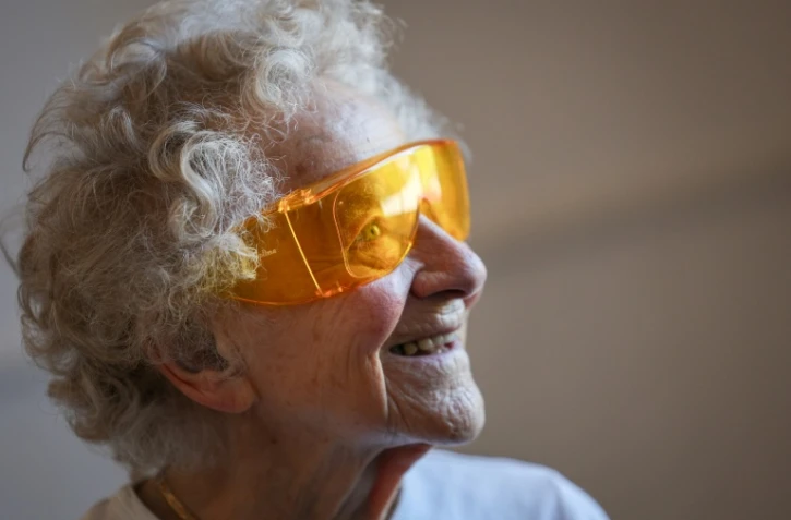 Dorothea Barron, 100 ans, vétérane britannique de la Seconde Guerre mondiale, lors d'un cours de yoga à la salle des fêtes de Harlow, le 31 mars 2025 au nord de Londres