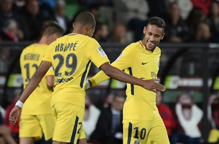 Le Français Kylian Mbappé (G) et le Brésilien Neymar Jr, le 8 août 2017 sur la pelouse du stade Saint-Symphorien de Metz