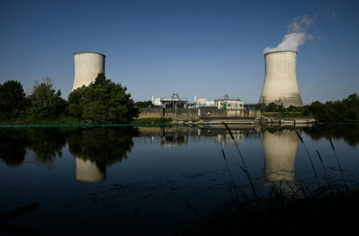 Les deux tours de refroidissement de la centrale nucléaire de Civaux, dans la Vienne, le 24 juin 2026