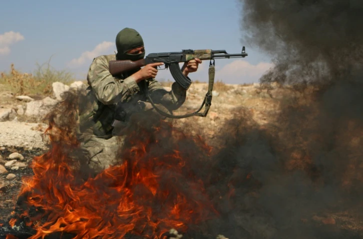 Un rebelle syrien, combattant au sein du Front national de libération (FNL) --une coalition de groupes rebelles formée début août-- lors d'un entraînement militaire dans le nord de la province syrienne d'Idleb, le 11 septembre 2018