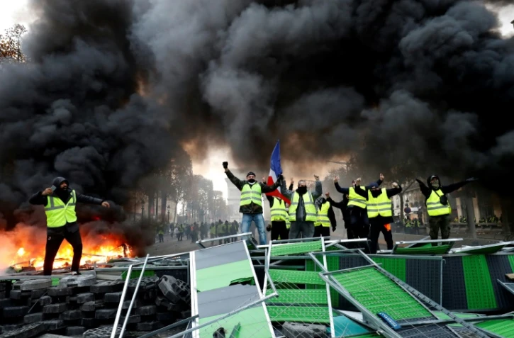 Barricade improvisée par des "gilets jaunes" sur les Champs Elysées à Paris, le 24 novembre 2018