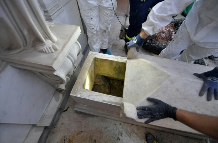Ouverture d'une des deux tombes dans la Cimetière teutonique du Vatican le 11 juillet 2019, sur une pohoto fournie par le Vatican