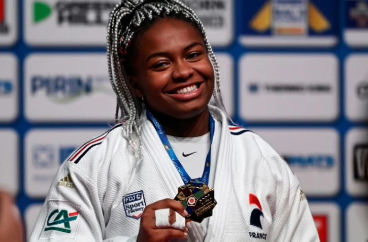 La Française Romane Dicko pose avec sa médaille d'or, après avoir remporté sa troisième couronne continentale (+78 kg) en battant en finale l'Israélienne Raz Hershko aux Championnats d'Europe de judo, le 1er mai 2022 à Sofia