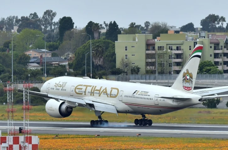 Un avion de la compagnie Etihad Airways en provenance d'Abou Dhabi atterrit à l'aéroport international de Los Angeles, le 21 mars 2017