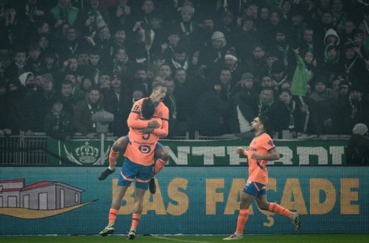 L'attaquant de l'OM Mason Greenwood (de face) fête son but contre Saint-Etienne avec ses coéquipiers, le 8 décembre à Geoffroy-Guichard