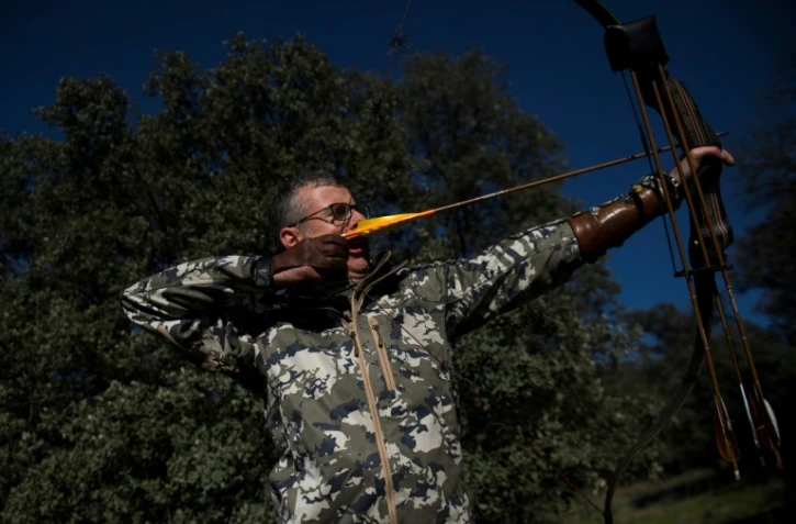 Le chasseur à l'arc, Emilio de la Cruz, le 12 décembre 2016 sur le terrain d'entraînement à San Agustin del Guadalix, à 33 km de Madrid