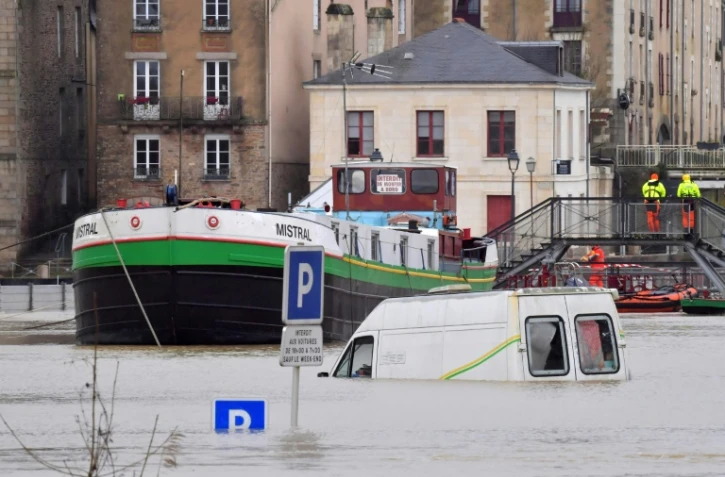 Une camionnette est immergée dans l'eau au port de Redon, en Ille-et-vilaine, après de fortes inondations, le 29 janvier 2025