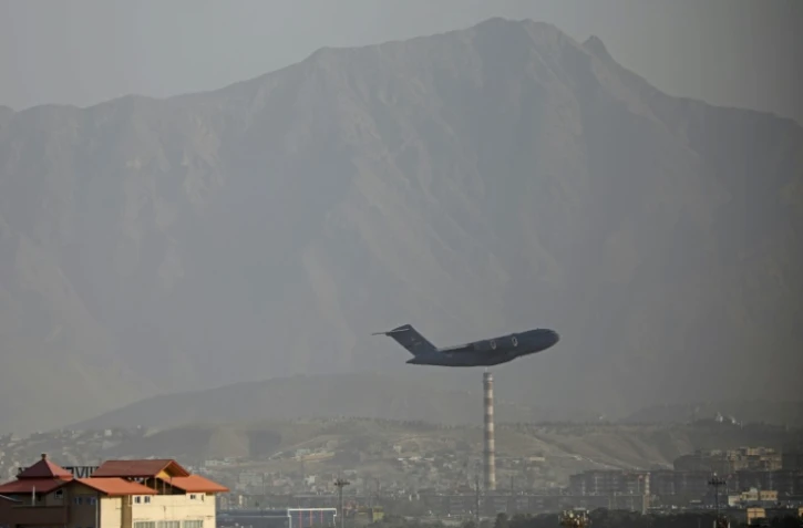 Un avion militaire américain décolle de l'aéroport militaire de Kaboul, le 27 août 2021