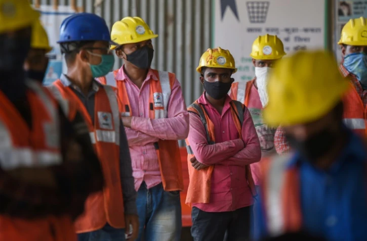 Des ouvriers attendent d'être testés pour le Covid-19 à Mumbai (Inde) le 25 février 2021.