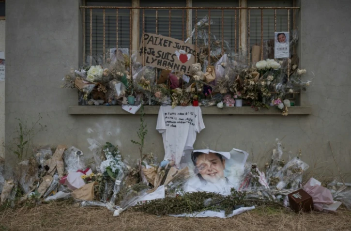 Des fleurs des messages et des portraits le 16 juin 2026 sur un silo agricole où a été retrouvé le corps de Lyhanna, à  Puycasquier, dans le Gers