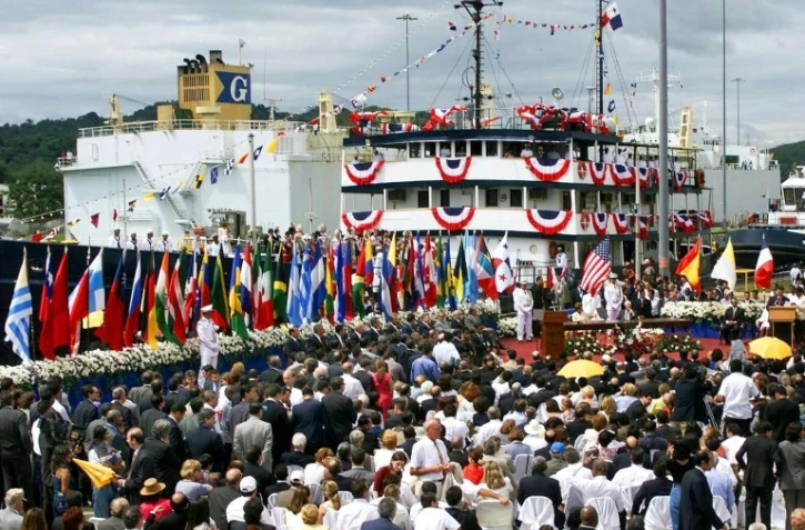 Cérémonie le 14 décembre 1999 à l'occasion de la rétrocession au Panama de la souveraineté sur le canal