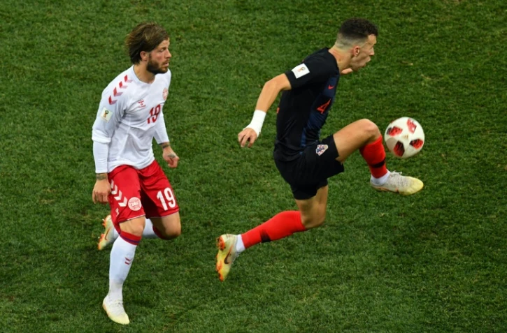 Le milieu danois Lasse Schone (g) et l'attaquant croate Ivan Perisic lors des 8e de finale du Mondial le 1er juillet 2018