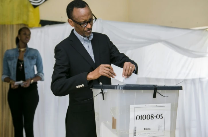 Vote du président rawndais Paul Kagame le 18 décembre 2015 à Kigali 