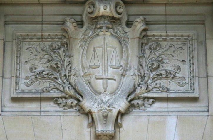 Détail en relief d'un mur du palais de justice de Paris, le 2 novembre 2015