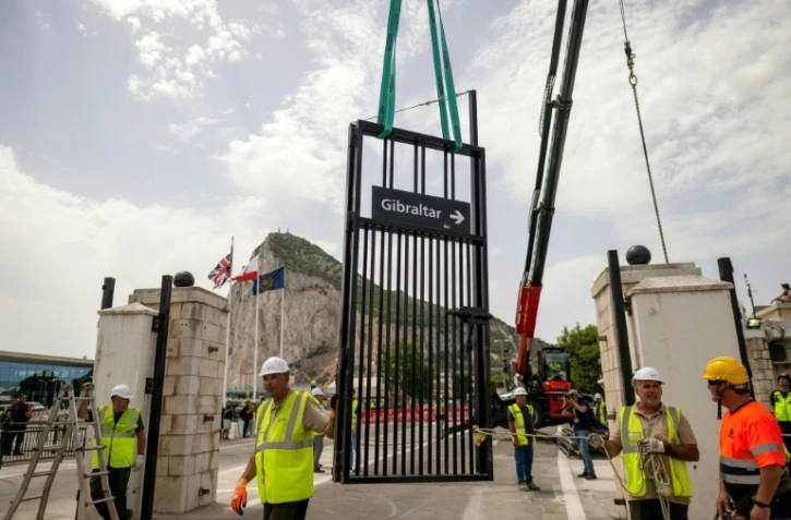 Des ouvriers dĂ©montent la clĂ´ture frontalière entre l'Espagne et le territoire britannique de Gibraltar, au poste-frontière de La LĂnea de la ConcepciĂłn, le 15 juillet 2026 dans le sud de l'Espagne