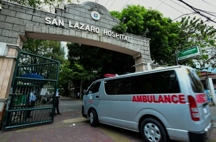 Une ambulance franchit le portail de l'hôpital San Lazaro, le 2 février 2020 à Manille, aux Philippines