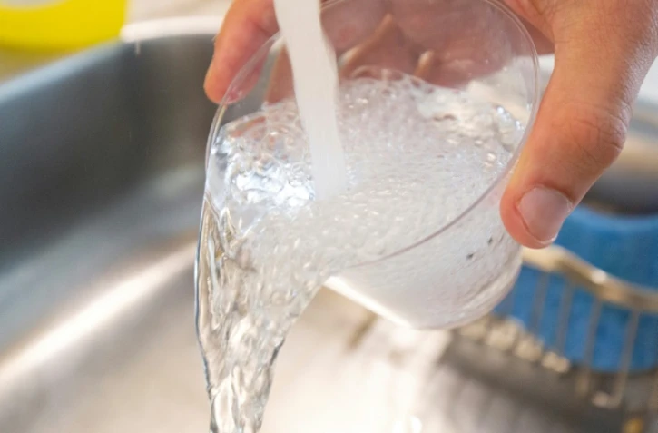 La qualité de l'eau, polluée par les nitrates, les métaux lourds et les microplastiques, est devenue "une crise invisible" qui touche pays riches comme pays pauvres