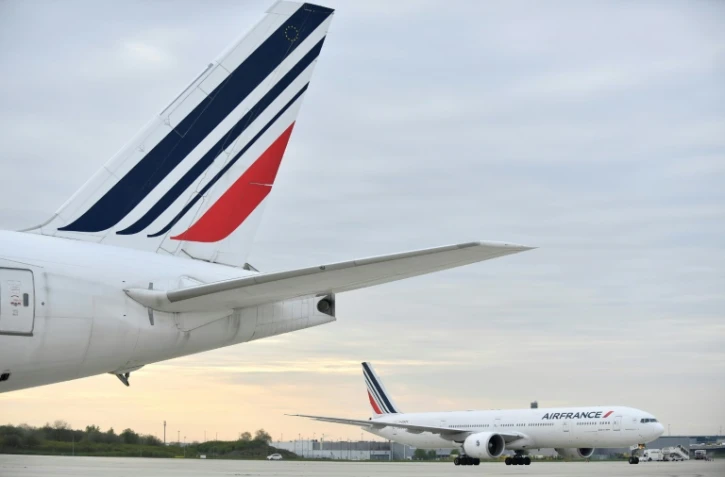 Des avions de la compagnie Air France sur le tarmac à l'aéroport international de Roissy-Charles-de-Gaulle, près de Paris, le 26 avril 2023  