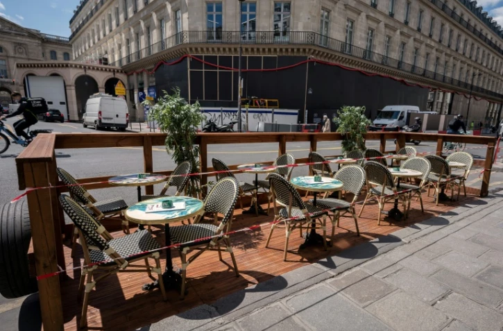 Une terrasse de restaurant à Paris, le 7 mai 2021, alors fermée pour cause de restrictions liées à l'épidémie de coronavirus