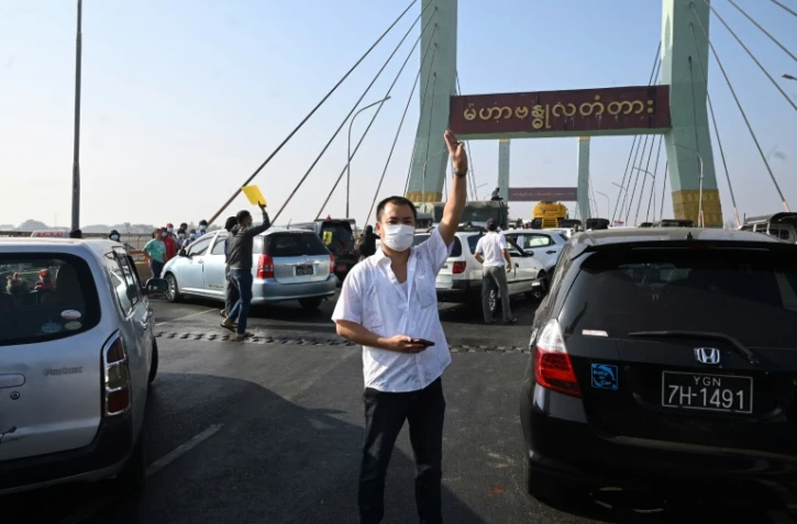 Blocage d'un pont pendant une manifestation anti-coup d'Etat à Rangoun, le 17 février 2021