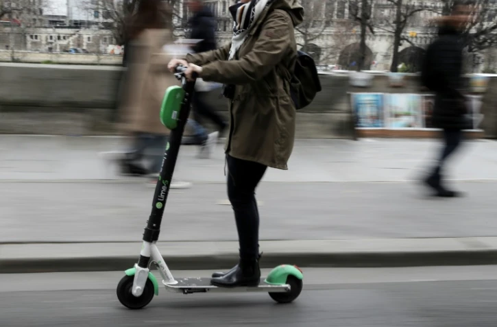 Une femme sur une trottinette électrique dans une rue de Paris, le 3 mars 2019