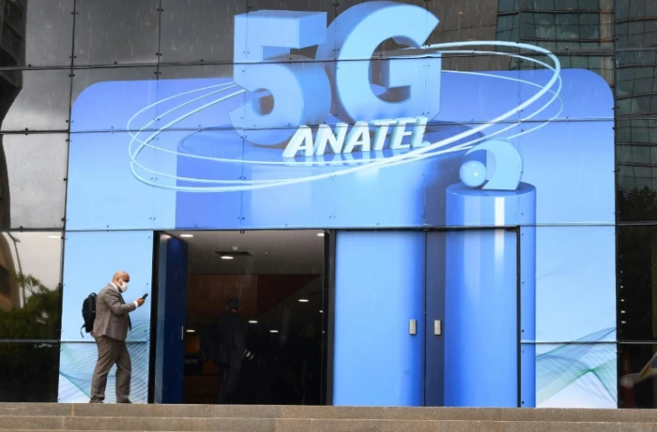 Devant l'entrée de l'immeuble où se déroulent les enchères pour le déploiement de la 5G au Brésil, le 4 novembre 2021 à Brasilia
