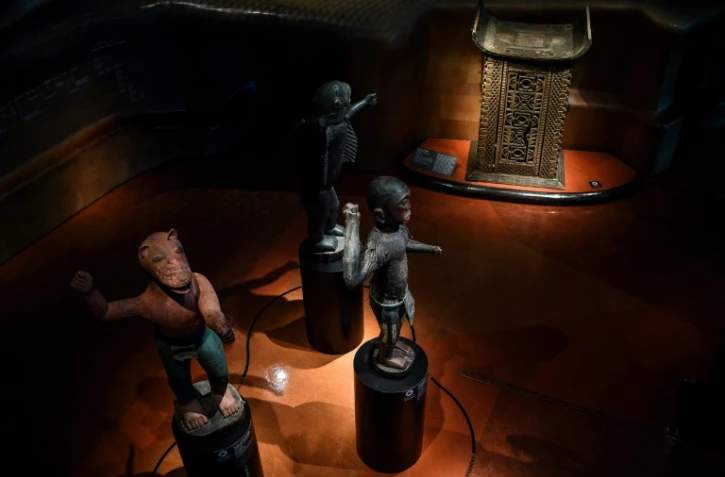 Quelques-unes des 26 oeuvres du Bénin qui seront restituées à ce pays sont montrées le 10 septembre 2021 au musée du Quai Branly