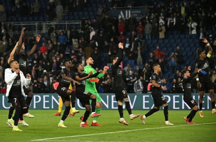 Les joueurs du PSG en communion avec leurs supporters à l'issue de leur victoire contre Angers au Parc des Princes, le 15 octobre 2021 