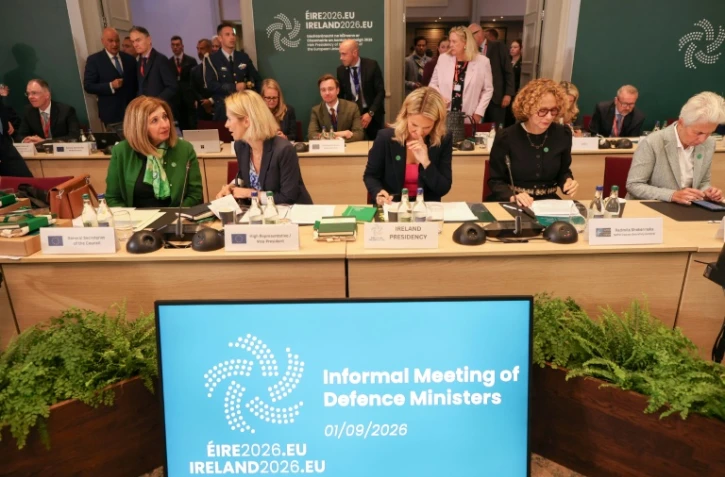 La ministre irlandaise de la Défense et des Affaires étrangères Helen McEntee (c), la secrétaire générale adjointe de l'Otan Radmila Šekerinska (2e à d) et la vice-présidente de la Commission européenne Kaja Kallas (2e à g) à Wicklow, en Irlande, le 1er septembre 2026