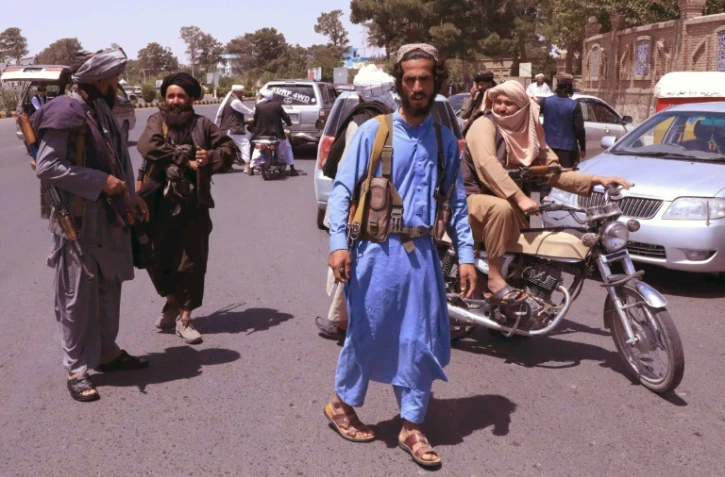 Des combattants talibans patrouillent dans une rue de Herat en Afghanistan le 14 août 2021