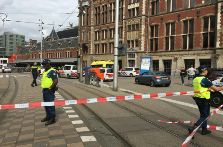 Un cordon policier devant la gare centrale d'Amsterdam, le 31 août 2018