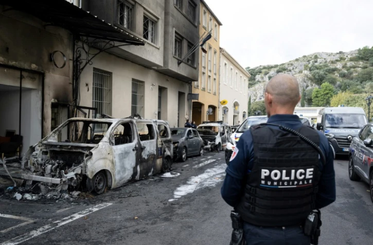 Des véhicules de police incendiés devant le commissariat de Cavaillon (Vaucluse) le 9 octobre 2024
