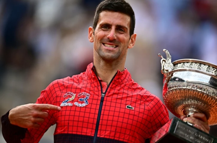 Le Serbe Novak Djokovic avec la coupe du vainqueur de Roland-Garros le 11 jin 2023 à Paris