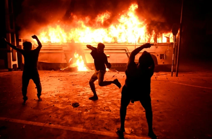 Un bus incendié pendant une manifestation devant le domicile du président, le 31 mars 2022 à Colombo, au Sri Lanka
