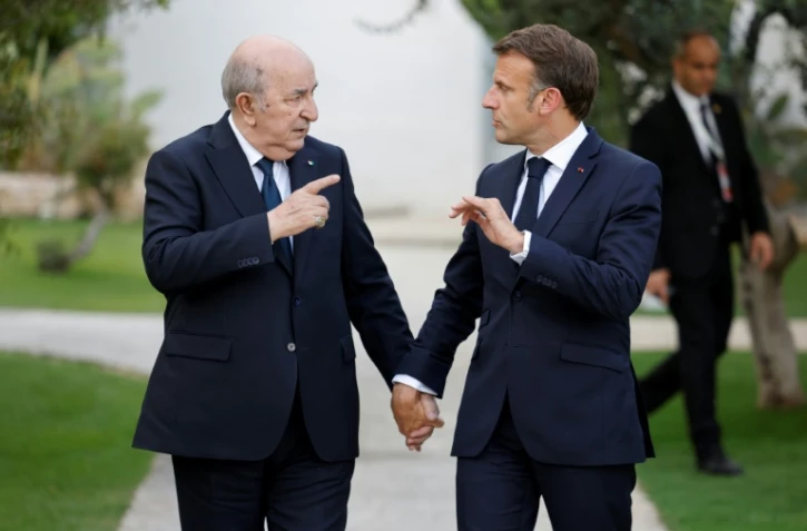 Le président français Emmanuel Macron (droite) et son homologue algérien Abdelmadjid Tebboune (gauche) échangent lors du sommet du G7, le 13 juin 2024 à Savelletri en Italie