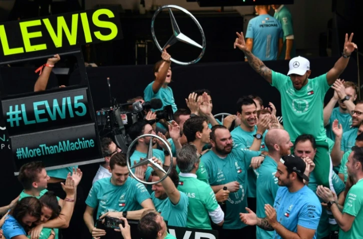 L'équipe Mercedes célèbre le titre des constructeurs résultant de la victoire de Lewis Hamilton à Interlagos, le 11 novembre 2018