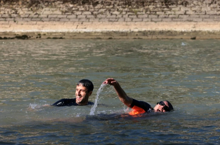 La maire de Paris Anne Hidalgo se baigne dans la Seine avec le président du comité d'organisation des Jeux olympiques Tony Estanguet, le 17 juillet 2024 