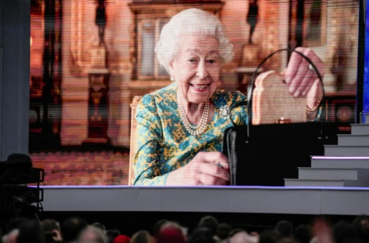 La reine Elizabeth II apparaît sur un écran géant lors de son jubilé de platine, à Londres, le 4 juin 2022