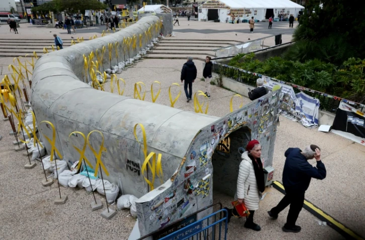Une installation représentant un tunnel en hommage aux otages israéliens enlevés à Gaza le 7 octobre 2023, devant le musée d'art de Tel-Aviv, le 19 février 2025