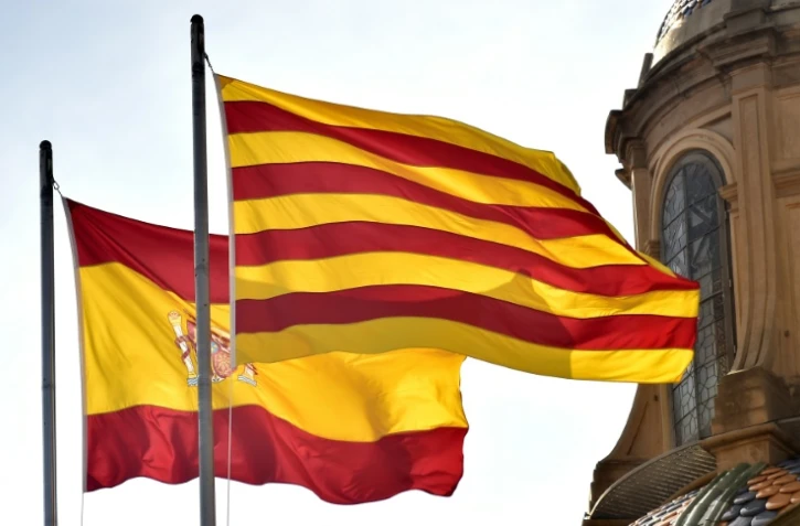les drapeaux espagnol et catalan devant le siège du gouvernement régional le 26 septembre 2015 à Barcelone