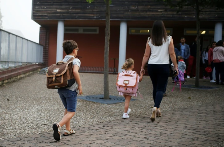 Après deux mois de vacances, 12,4 millions d'écoliers, collégiens et lycéens entament lundi dans la joie ou le stress une nouvelle année scolaire, marquée par la réforme des lycées et l'abandon des séries (L, ES et S)