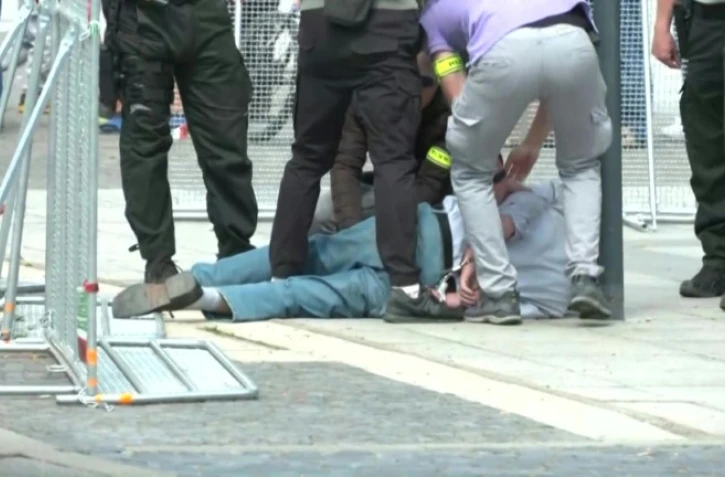 Cette image d'une séquence vidéo montre le personnel de sécurité appréhendant un tireur présumé après que le Premier ministre slovaque Robert Fico a été abattu à Handlova, en Slovaquie, le 15 mai 2024
