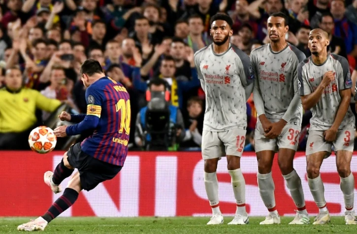 La star du Barça Lionel Messi marque sur coup franc le 3e but de son équipe contre Liverpool en demi-finale aller de Ligue des champions, le 1er mai 2019 au Camp Nou de Barcelone