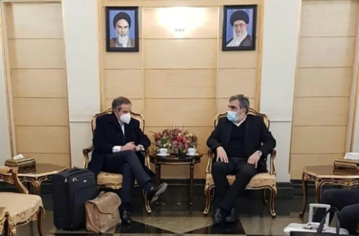 Le directeur général de l'AIEA Rafael Grossi (à gauche) s'entretient avec le porte-parole de l'Organisation iranienne de l'énergie atomique Behrouz Kamalvandi à son arrivée à Téhéran, le 4 mars 2022