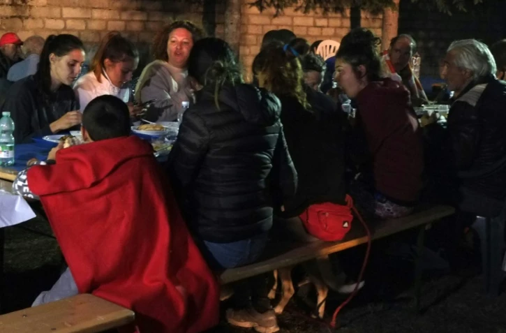 Des rescapés du tremblement de terre se restaurent à Illica, le 25 août 2016