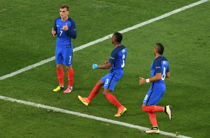 Antoine Griezmann (g) après avoir réussi son penalty face à l'Allemagne, en demi-finale le 7 juillet 2016 au Vélodrome de Marseille